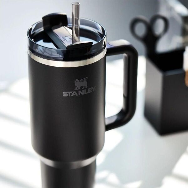 Stanley Quencher 1.18 Li̇tre Pi̇petli̇ Termos Black
